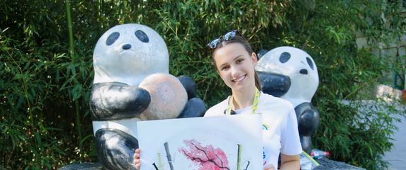 Trinaestogodišnja Ema Dujmović iz Samobora je mlada autorica, likovna umjetnica, spisateljica, humanitarka te autorica stihova i glazbe pjesama koju je pisala za svjetsko prvenstvo u Kini - 14