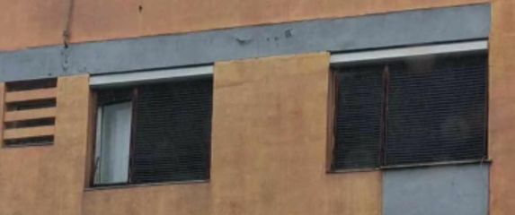 Neobični izum ispred prozora zgrade