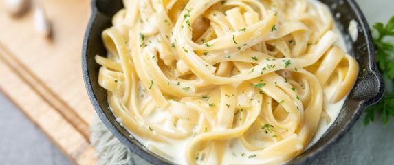 Tjestenina u kremastom umaku od zrnatog sira