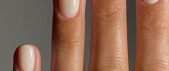 Manikura u sjajnoj boji vanilije