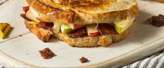 Topli sendvič sa sirom, špekom i jabukom