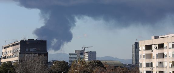 Oblak crnog dima uslijed požara u Svetoj Nedelji vidi se i u Zagrebu - 3