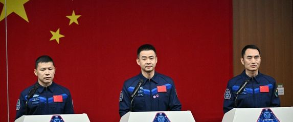 Astronauti Wang Jie, Chen Dong i Chen Zhongrui