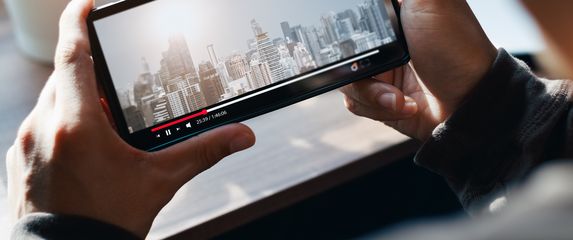 Gledanje videa na telefonu, ilustracija