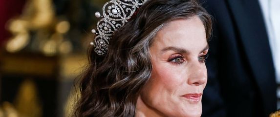 Kraljica Letizia kosu je oblikovala u valove
