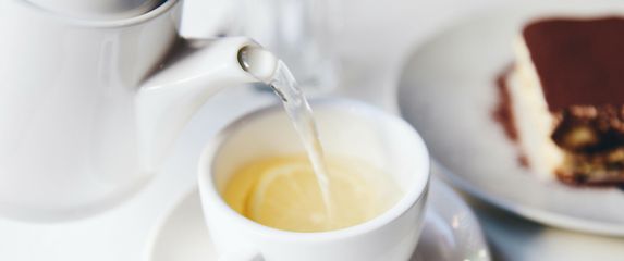 Zahvaljujući polifenolima, bijeli čaj može pomoći u zaštiti kože od štetnih vanjskih utjecaja i prijevremenog starenja