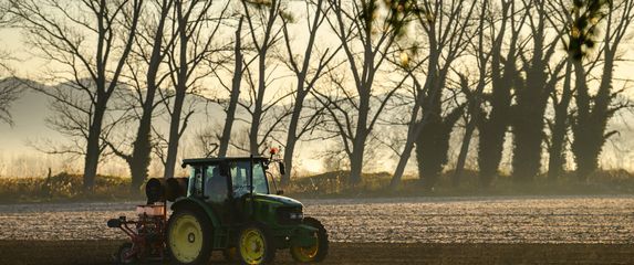 Ilustracija; traktor