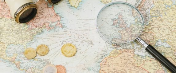 Karta svijeta uz dalekozor i povećalo