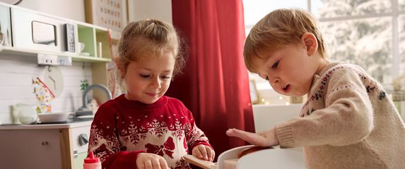 Uz drvene igračke u drvenoj kuhinji djeca dijele zadatke i surađuju