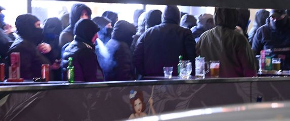 Maskirani muškarci se okupili u centru Zagreba