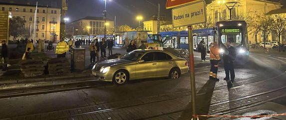 Automobil propao između tračnica kod Glavnog kolodvora - 4