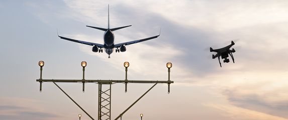 Dron u zračnoj luci, ilustracija