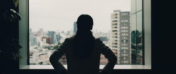 Žena na prozoru; Ilustracija