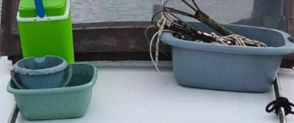 Urnebesna prijetnja napisana na komadu kartona na brodu