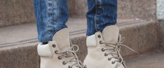 Žena u gležnjačama