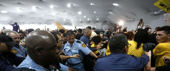 Prosvjednici upali na COP30 i sukobili se s osiguranjem - 1