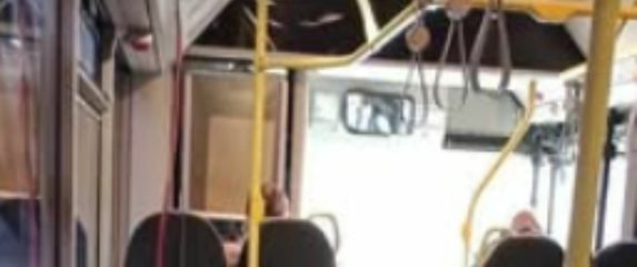 Crni kauč u autobusu