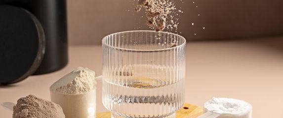 Kreatin je jedan od najpoznatijih i najistraženijih suplemenata u svijetu fitnessa i sporta