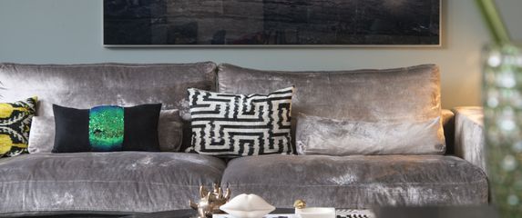 Elegantan stan u kojem su baršunasta kutna garnitura i električni kamin glavne zvijezde - 7