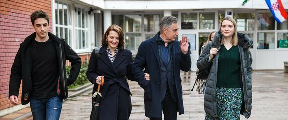 Miroslav Škoro sa suprugom Kim, sinom Matijom i kćeri Ivanom