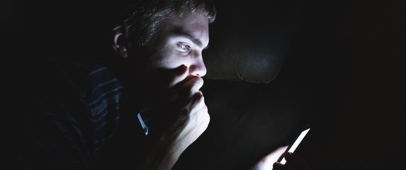 Šokantan sadržaj na telefonu, ilustracija