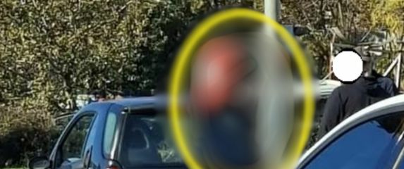 Smart na semaforu u bizarnoj sceni