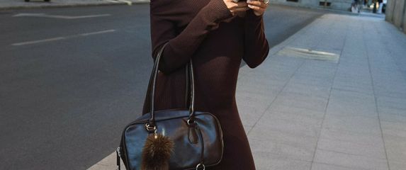 Smeđa haljina uvijek je dobrodošla u garderobi (Bershka, 29,99 eura)