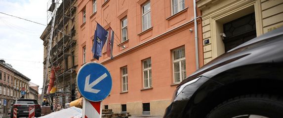 Jak vjetar srušio ogradu u Gajevoj - 1