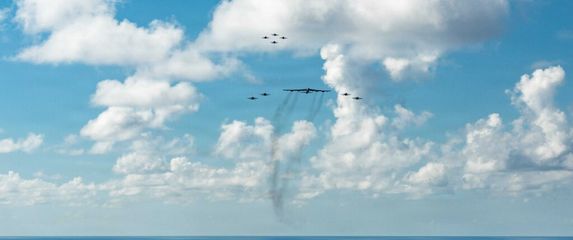 Gerald R. Ford i bombarder B-52 - 3