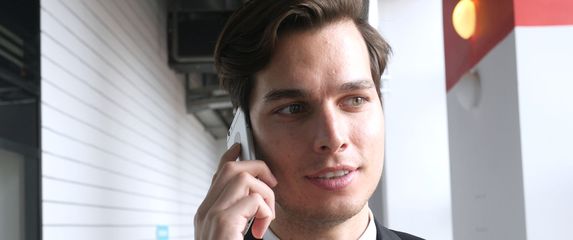 Poslovni čovjek priča na mobitel