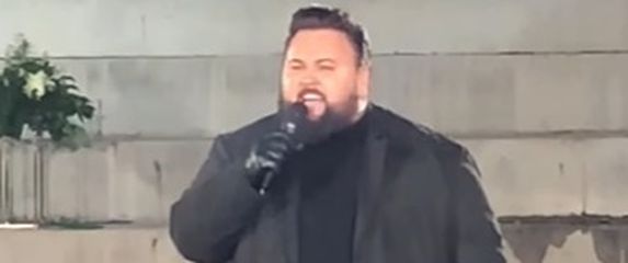 Jacques Houdek ispod Vukovarskog vodotornja - 1