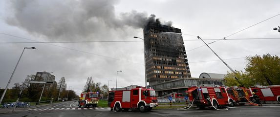 Vatrogasci gase požar u zgradi Vjesnika