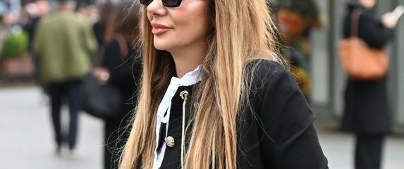 Dama iz Zagreba u Chanelovim čizmama s potpeticom u obliku bisera