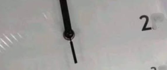 Neobičan dizajn zidnog sata