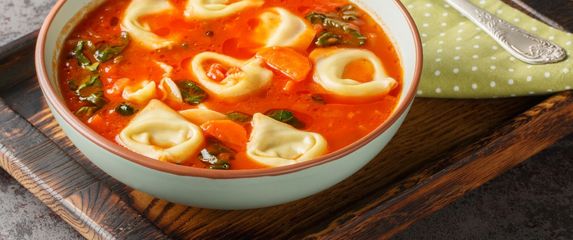 Juha od rajčice i tortellina