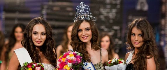 Dorotea Zoric (2.pratilja) i Elizabeta Burg (Miss) i Monika Mrvelj (1.pratilja).