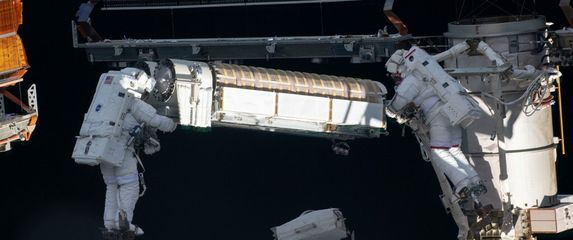 Astronauti u svemirskoj šetnji na ISS-u