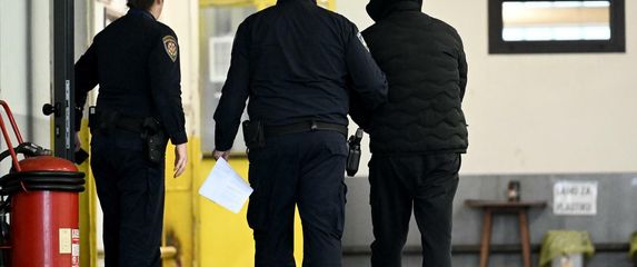 Privođenje uhićenih povezanih sa slučajem bolnice u Jankomiru - 1