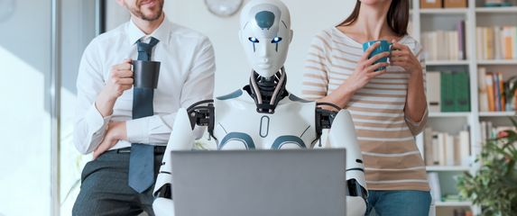 Robot radi, ljudi se odmaraju, ilustracija