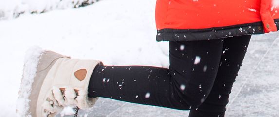 Žena u čizmama na snijegu