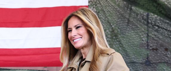 Melania Trump u kožnatim hlačama i gležnjačama od brušene kože - 3