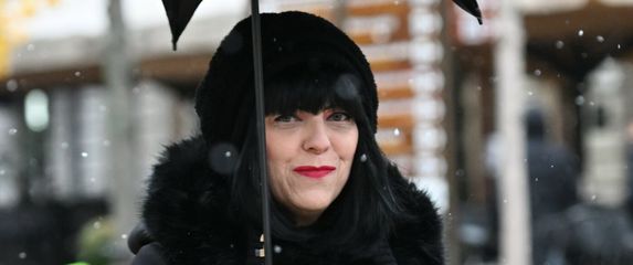 Mirela Holy s kišobranom na zagrebačkoj špici 2025. - 1
