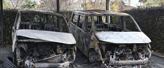 Izgorjeli kombiji u Dubravi