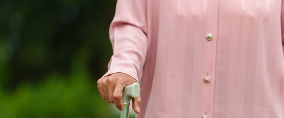 Starija žena; Ilustracija