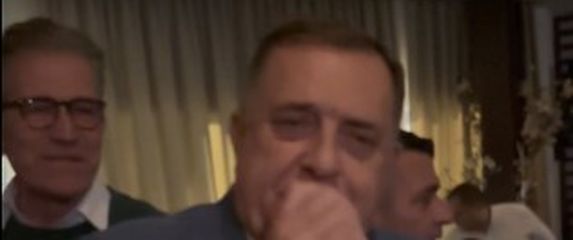 Milorad Dodik pjeva