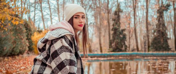 Zamišljena djevojka