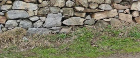 Neobičan način nadogradnje suhozida na selu