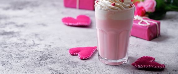 Ružičasta topla čokolada sa šlagom