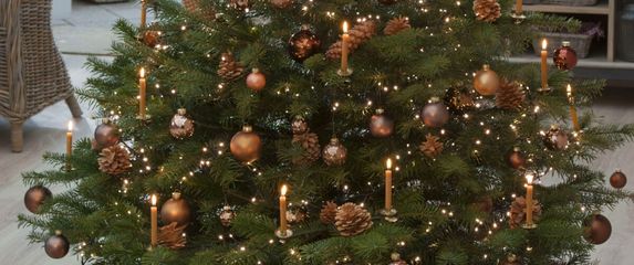 Ukrašavanje doma za Božić smeđim detaljima