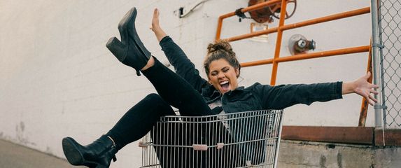 Djevojka u shopping kolicima